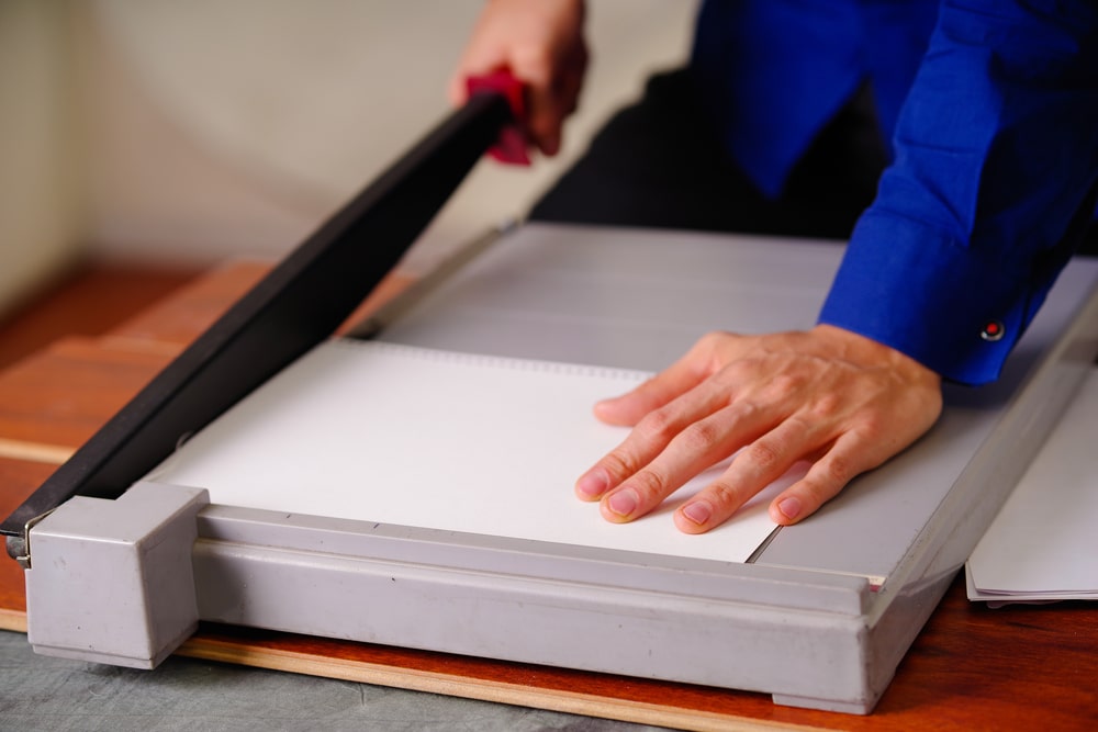 How to use paper cutter 